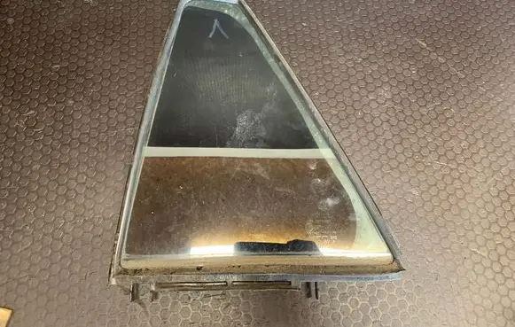 Toyota Avensis T270 Rear vent window glass 43R00048 DOT24M188AS2