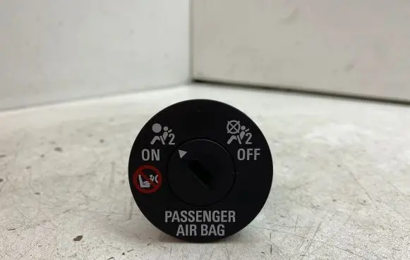 Chevrolet Spark Passenger airbag on/off switch 13577258