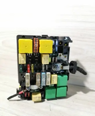 Peugeot 208 Fuse module 9804848480