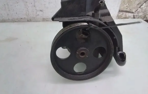 Peugeot 206 Power steering pump 26064217