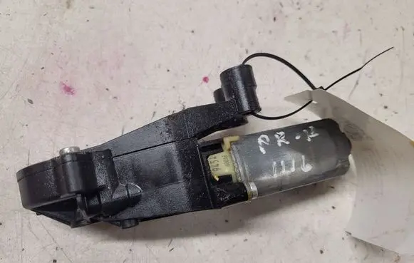 Mercedes-Benz E W211 Seat adjustment motor 0390203274