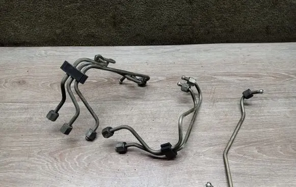 Fuel injector supply line/pipe