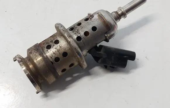 Peugeot 3008 II AdBlue injector 9813930180