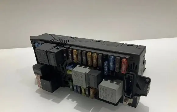 Mercedes-Benz E W211 Fuse module 2115456201 A2115456201