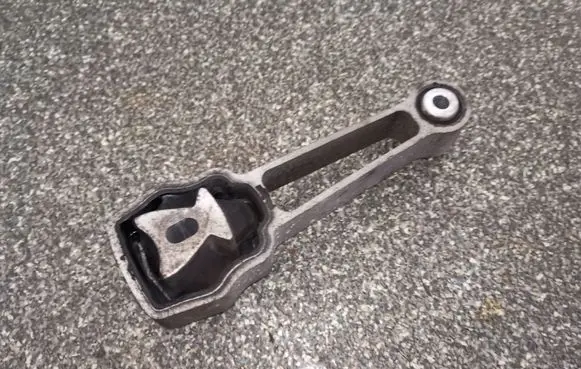 Volvo S60 Engine mount bracket