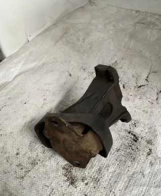 Toyota Land Cruiser (HDJ90) Engine mount bracket