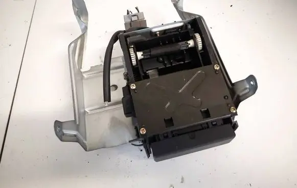 Nissan X-Trail T30 Glove box