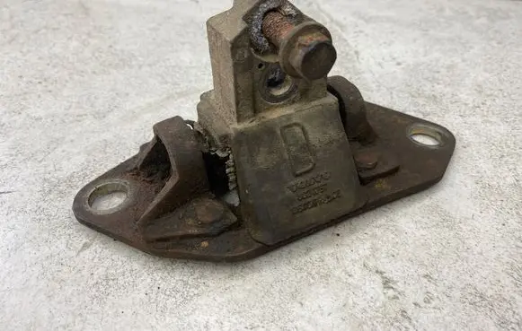 Engine mount bracket