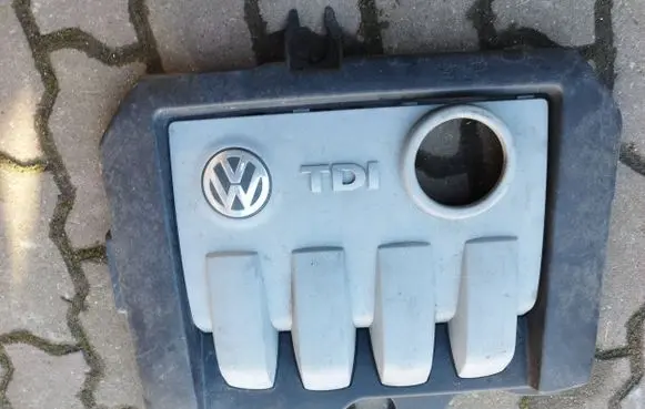 Volkswagen PASSAT B6 Engine cover (trim) 03g103925bm