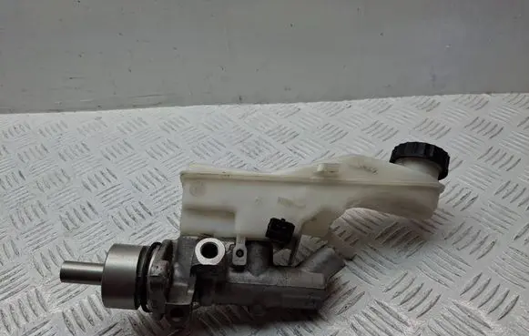 Toyota Corolla Verso AR10 Master brake cylinder 472010F031 472010F032 25113479