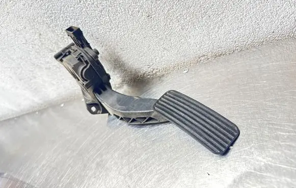 Opel Insignia A Accelerator throttle pedal 6PV00976501 20062012 13237356
