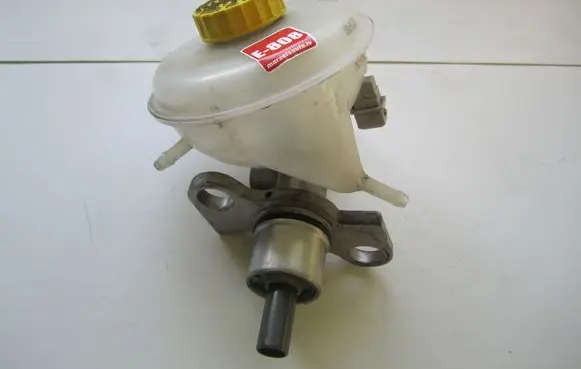 Audi A4 S4 B6 8E 8H Brake fluid reservoir 8E0811301