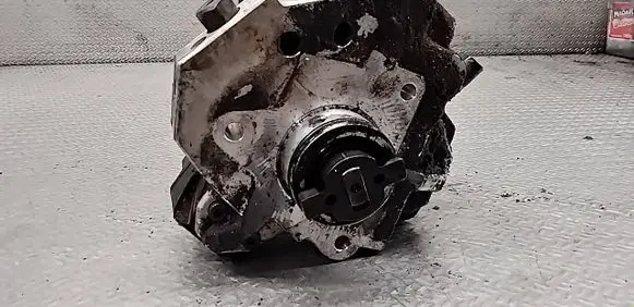 Volvo XC90 Fuel injection high pressure pump 8689590 0445010043