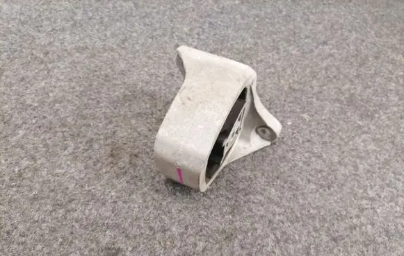 Volvo XC90 Engine mount bracket 31480565 31480564 31430510