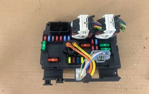Citroen DS3 Fuse module 9667199680