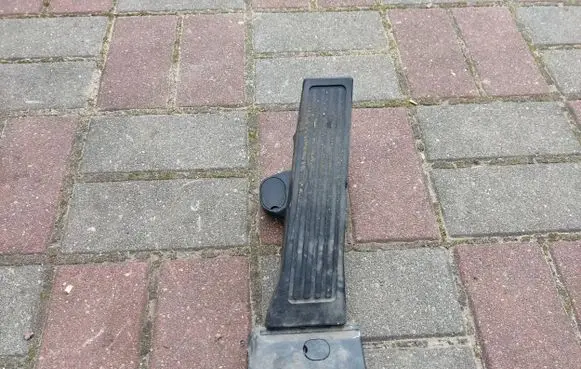 Accelerator throttle pedal