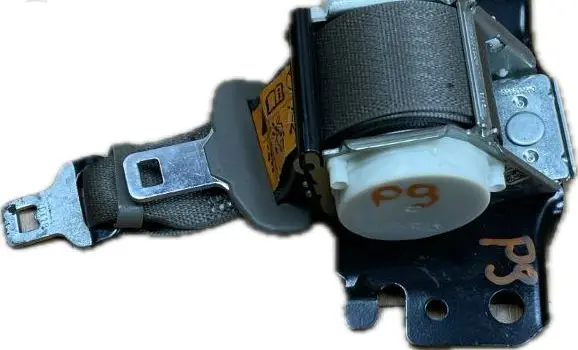 GMC Yukon Middle seatbelt (rear) 23114937