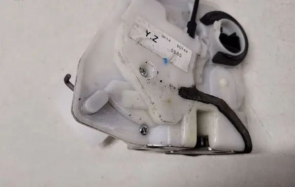 Mazda 6 Front door lock 8K14B0144