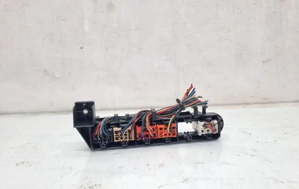 Volkswagen PASSAT B5.5 Fuse module 8D1937545C