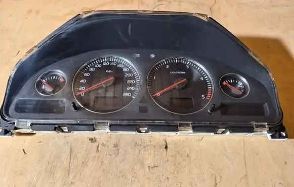 Volvo V70 Speedometer (instrument cluster) 8673802 1328746