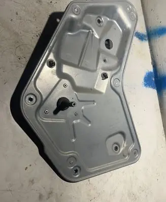Rear door manual window regulator