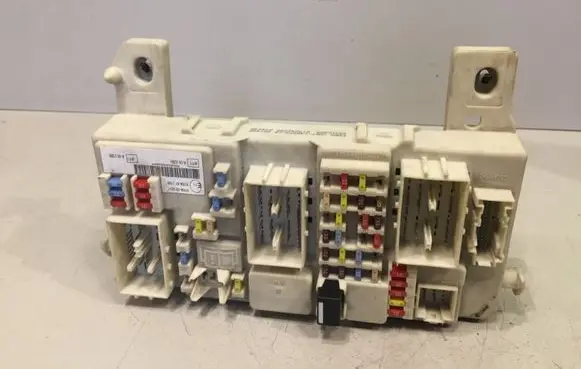Ford Focus Fuse module 8M5T14014 7M5T14A073CD