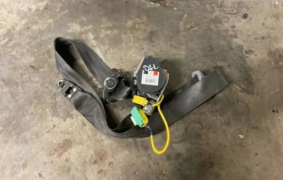 Volkswagen Touareg I Front seatbelt 601391400