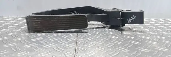 Mercedes-Benz E W211 Accelerator throttle pedal A2113000404