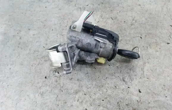 Toyota Avensis T270 Ignition lock 450200204