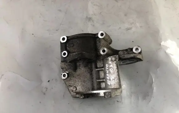 KIA Sorento Engine mounting bracket