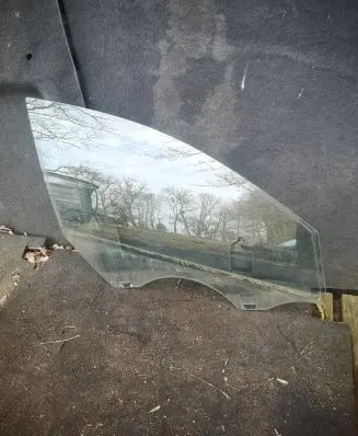 KIA Optima Front door window glass four-door