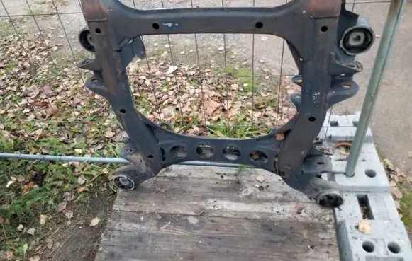 Volkswagen Touareg I Front subframe 7L0400025