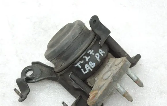 Toyota Avensis T250 Engine mount bracket 