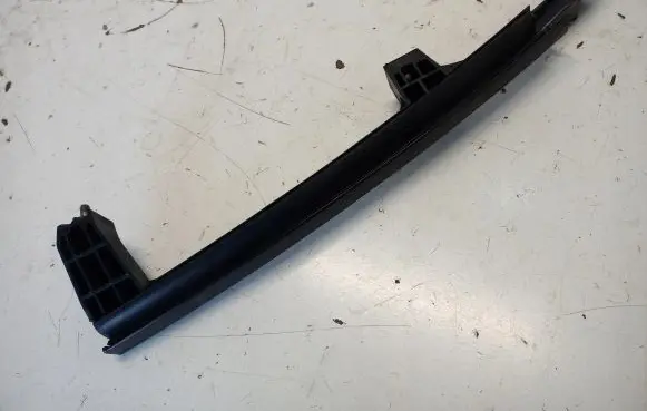 Hyundai i30 Door glass rail 82551-G4700