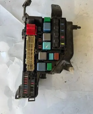 Toyota Prius (NHW20) Fuse module 9098704004 9098702025