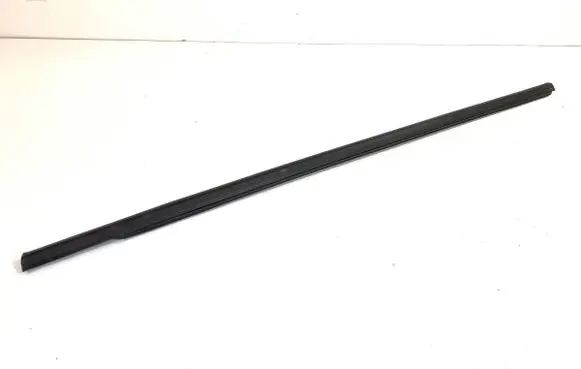 Skoda Kamiq Front door windshield rail 