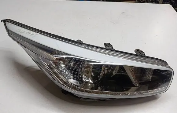 KIA Ceed Headlight/headlamp 92102-A2250