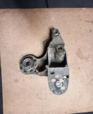 Engine mounting bracket