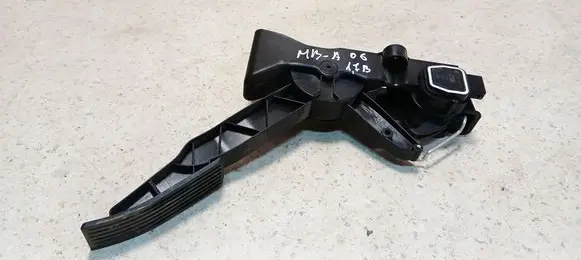 Accelerator throttle pedal