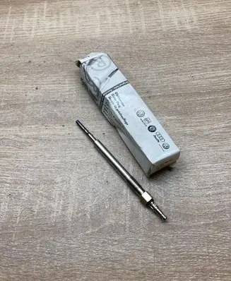 Volkswagen Golf V Glow plug N10579802