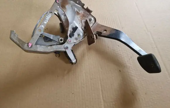 Toyota RAV 4 (XA30) Brake pedal