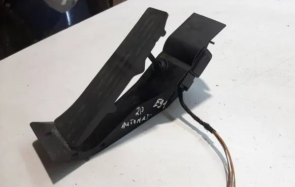 Accelerator throttle pedal