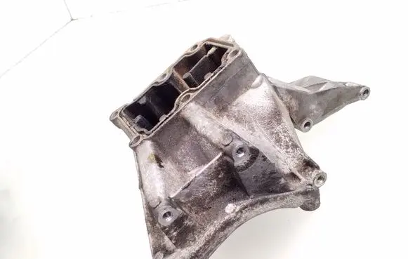 Mercedes-Benz C W203 Engine mounting bracket 1112361330 R1112361330
