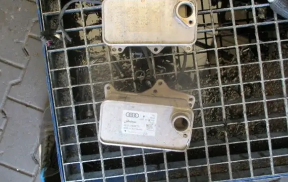 Audi Q7 4M Engine oil radiator 057117015A