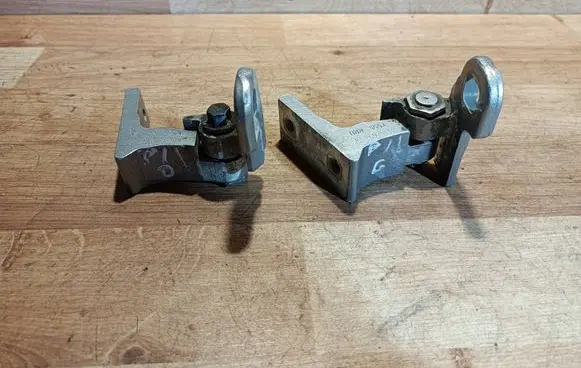 Volvo V40 Rear door lower hinge 31352695 31352693 Y555RR