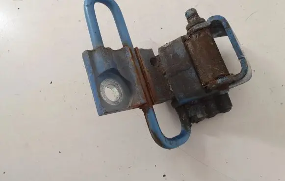 Volkswagen Caddy Front door lower hinge 1T0831411C