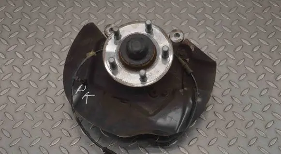 Ford Mustang VI Front wheel hub FR808108A