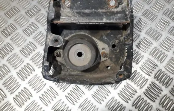 Engine mount bracket