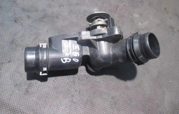 BMW 5 E60 E61 Thermostat housing 1436824 1437040