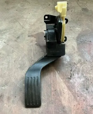 Ford Focus Accelerator throttle pedal 2M519F836AE